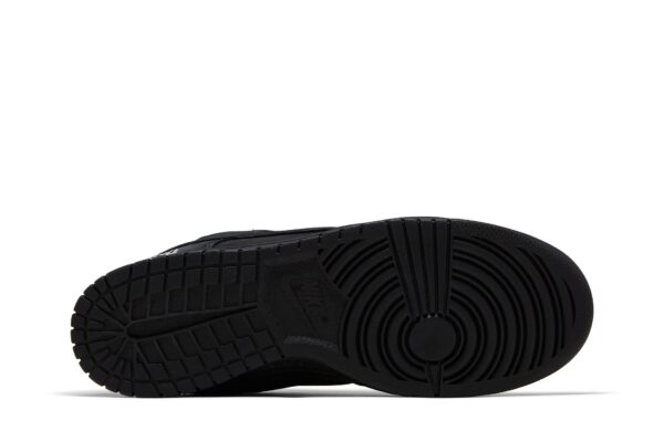 Supreme  x Nike Dunk Low SB 'Black' HQ8487-001 - Image 4